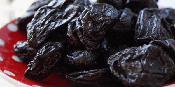 Cinco beneficios de la ciruela pasa y dos recetas para preparar en casa